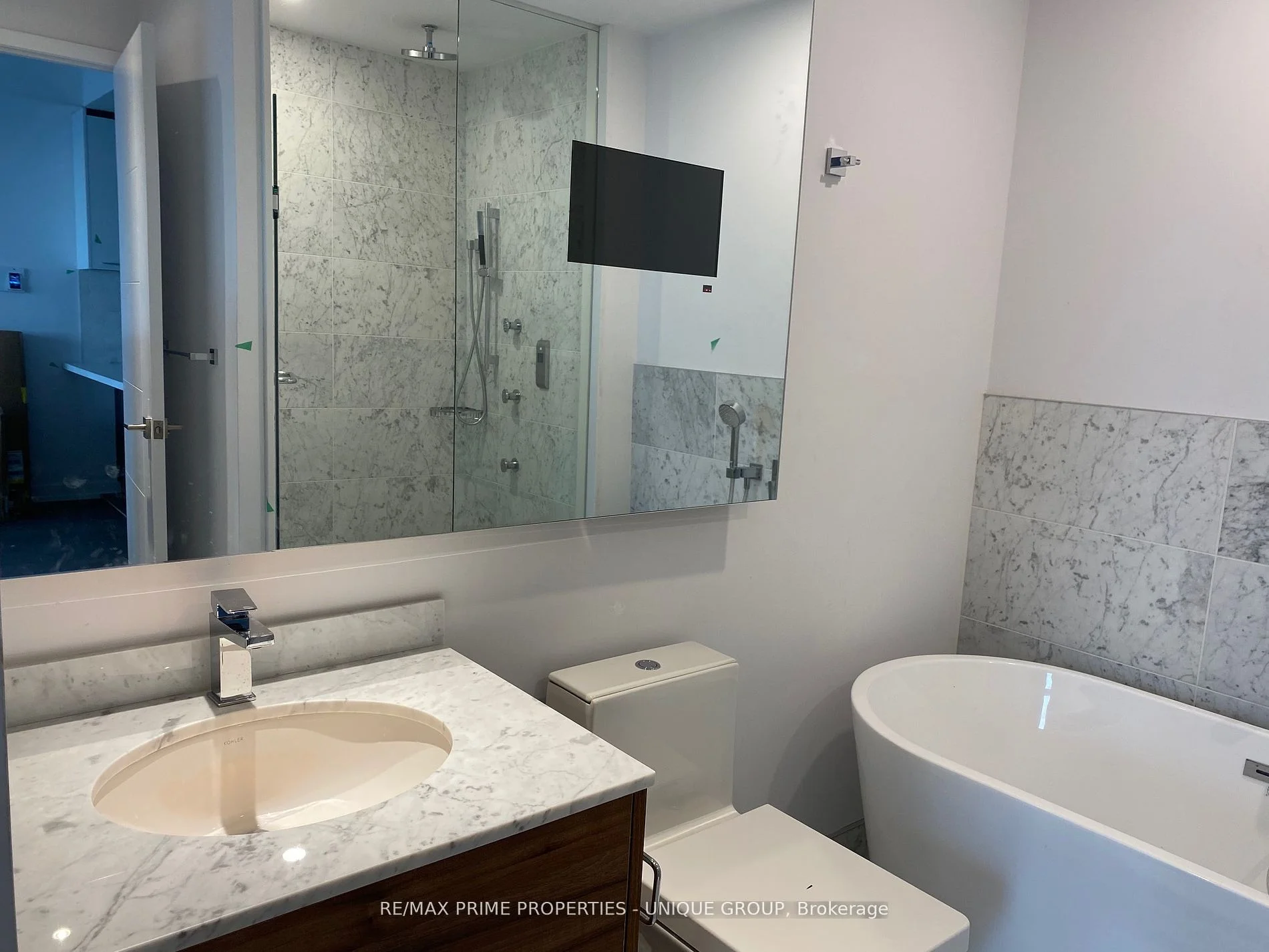 488 University Avenue 3212, Toronto C01, On M5g 0c1