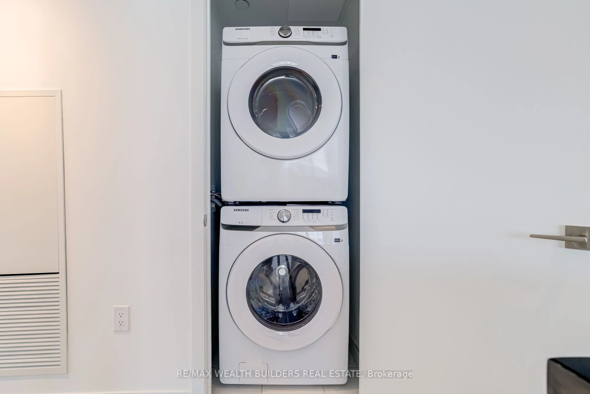 195 McCaul Street 1110, Toronto C01, ON M5T 1W6