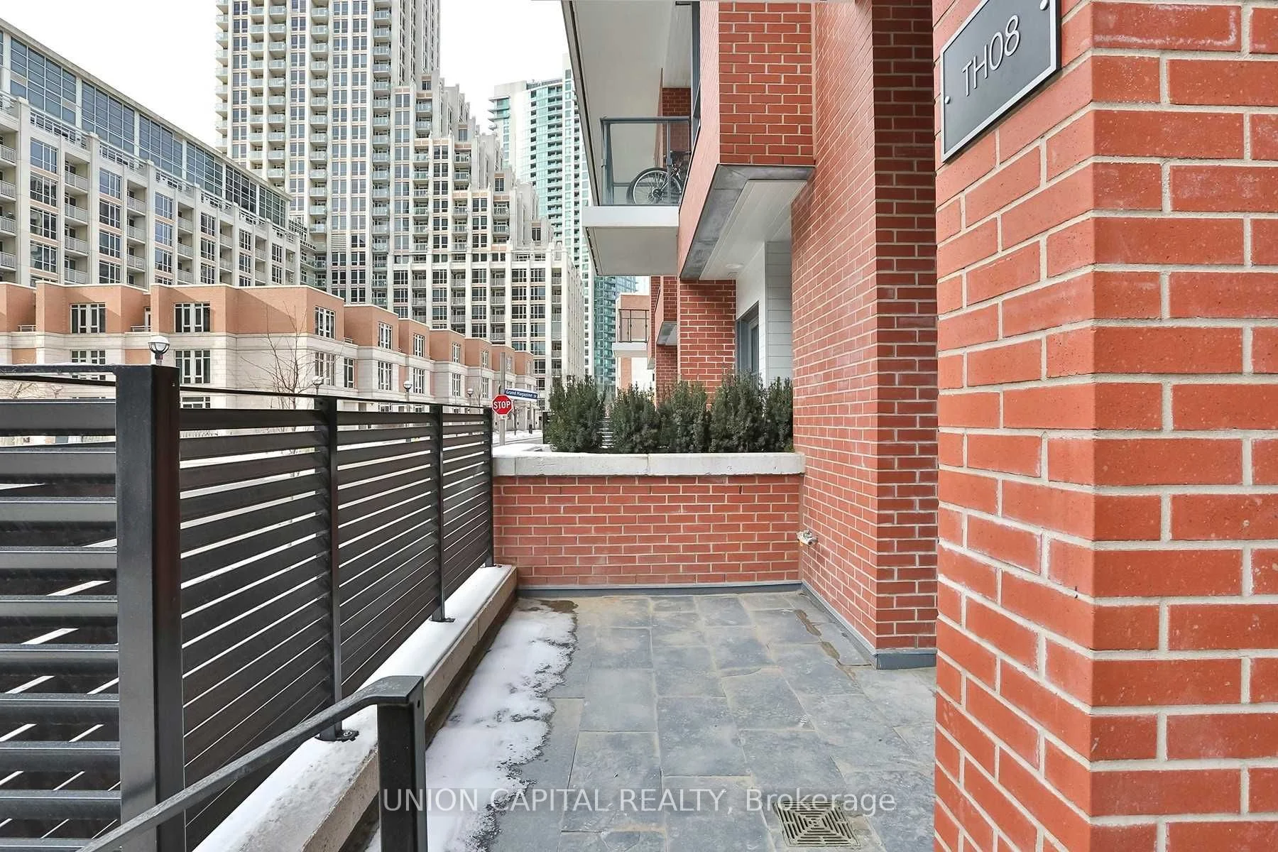 38 Iannuzzi Street TH8, Toronto C01, ON M5V 0S2