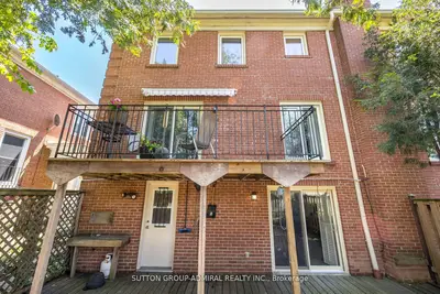 Att/Row/Townhouse in Toronto