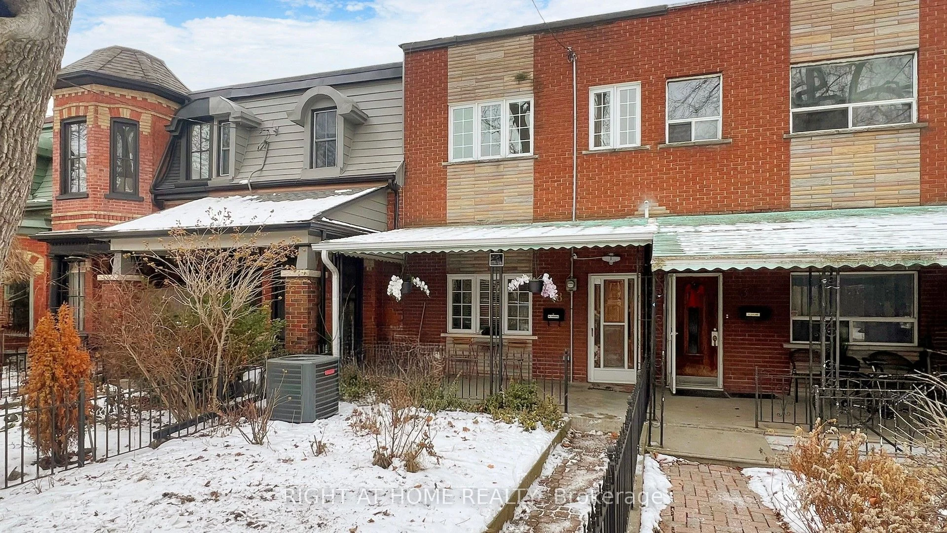 28 Fennings Street, Toronto C01, On M6j 3b8