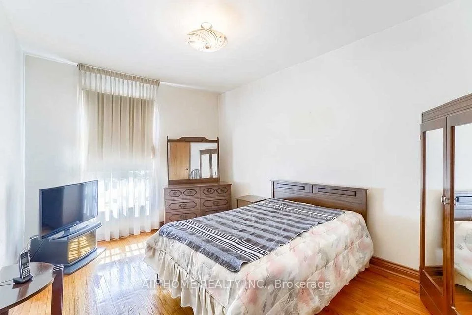 44 Robinson Street 2FL BR, Toronto C01, ON M6J 1L2