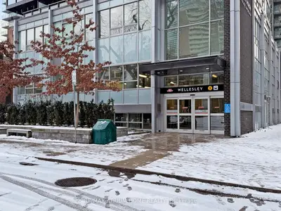 17 Dundonald Street 802, Toronto C08, On M4y 0e4