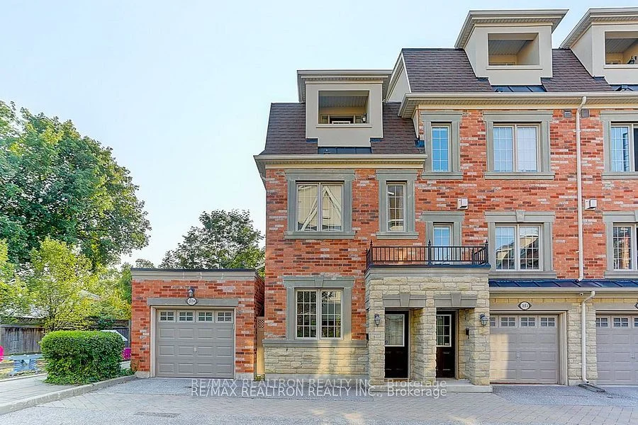 Att/Row/Townhouse in Toronto