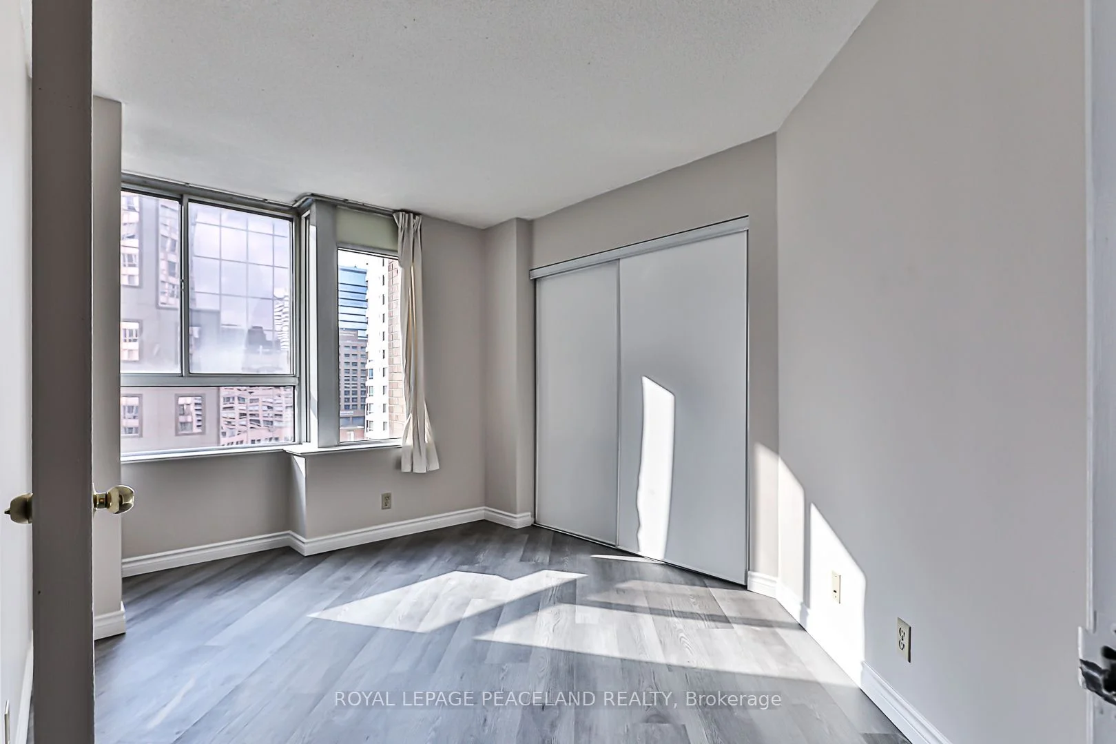 717 Bay Street 1307, Toronto C01, ON M5G 2J9