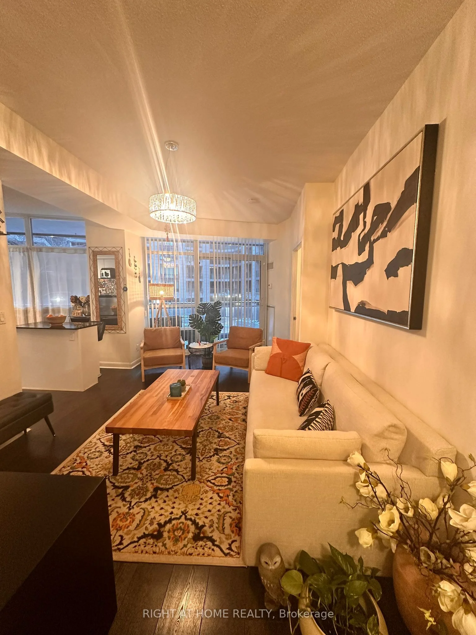 15 Bruyeres Mews 207, Toronto C01, On M5v 0a7