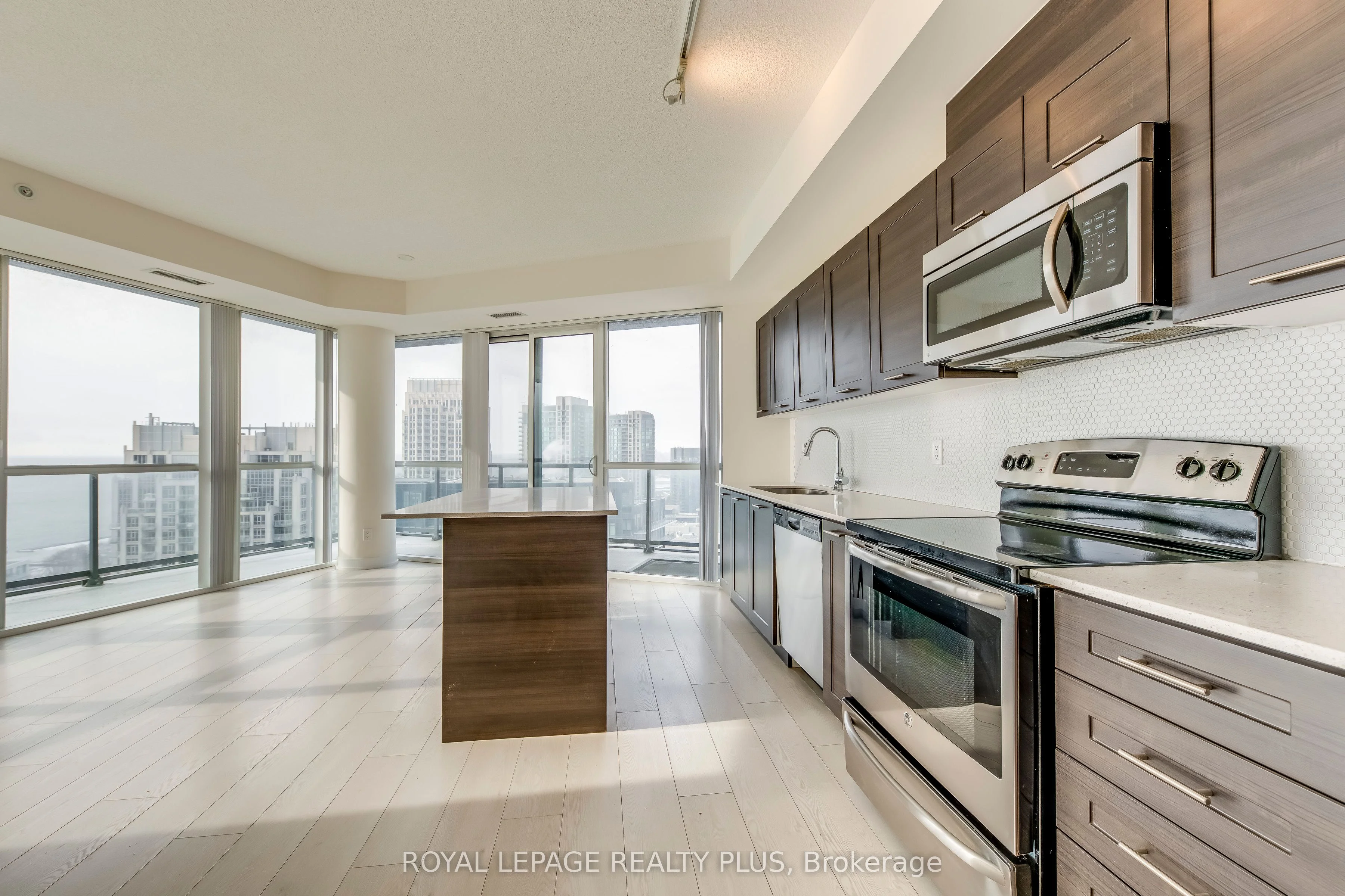 20 Bruyeres Mews LPH9, Toronto C01, ON M5V 0G8