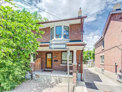 Att/Row/Townhouse in Toronto