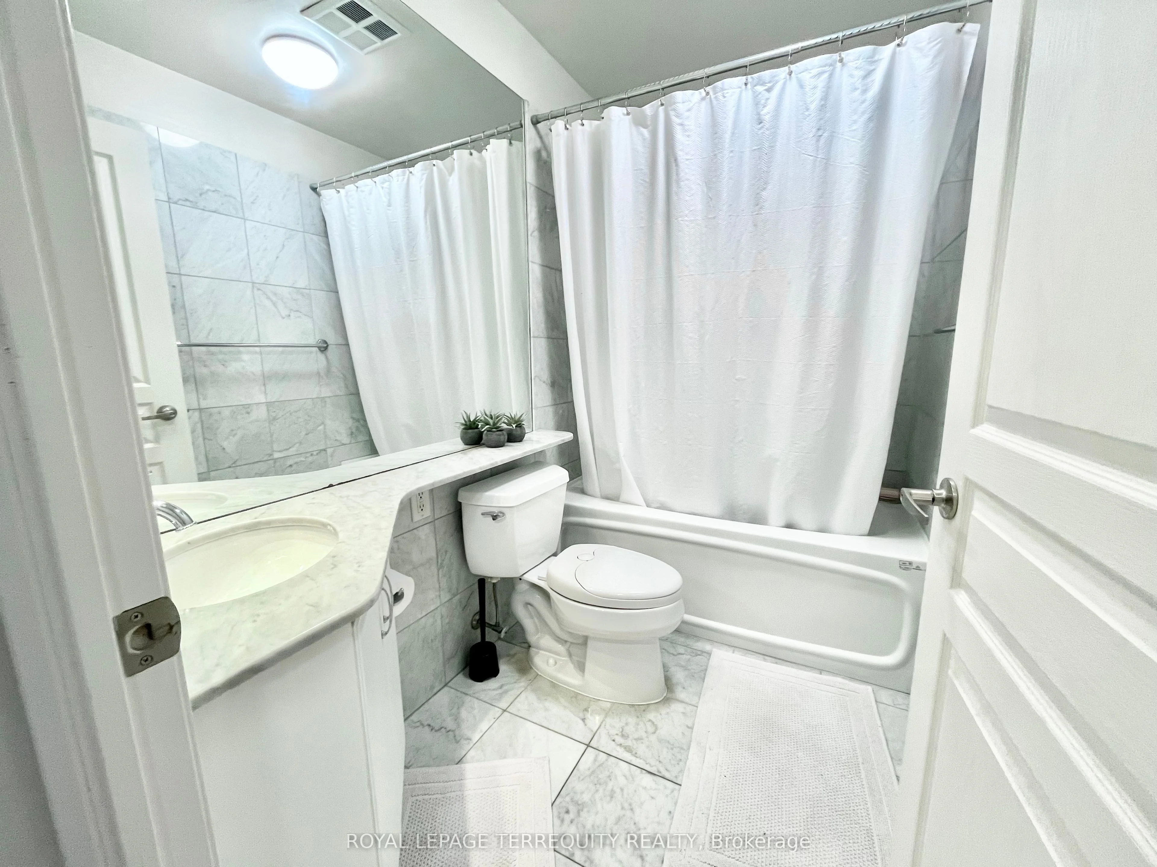 1121 Bay Street 202, Toronto C01, ON M5S 3L9