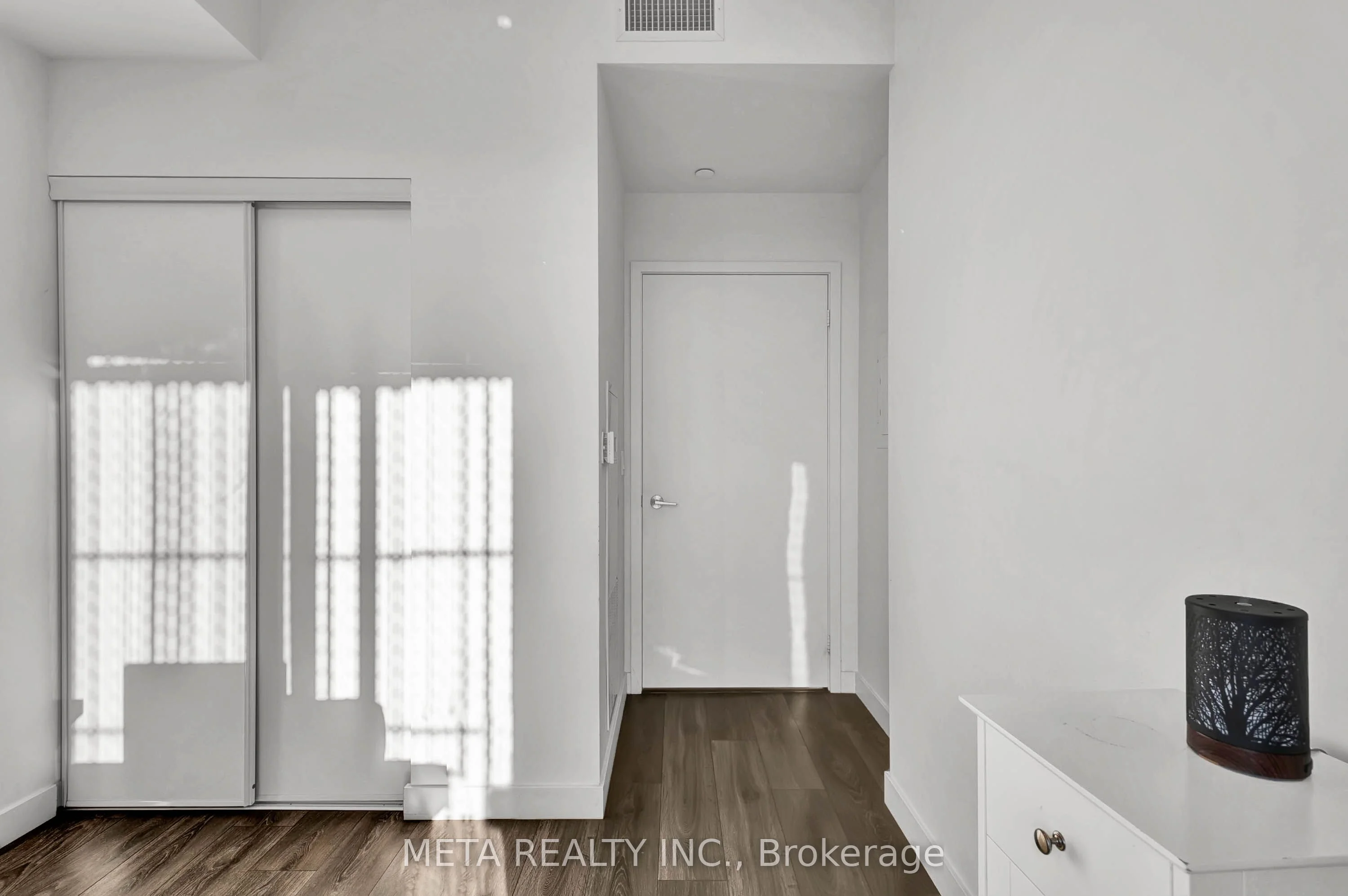 8 Eglinton Avenue E 3702, Toronto C10, ON M4P 0C1