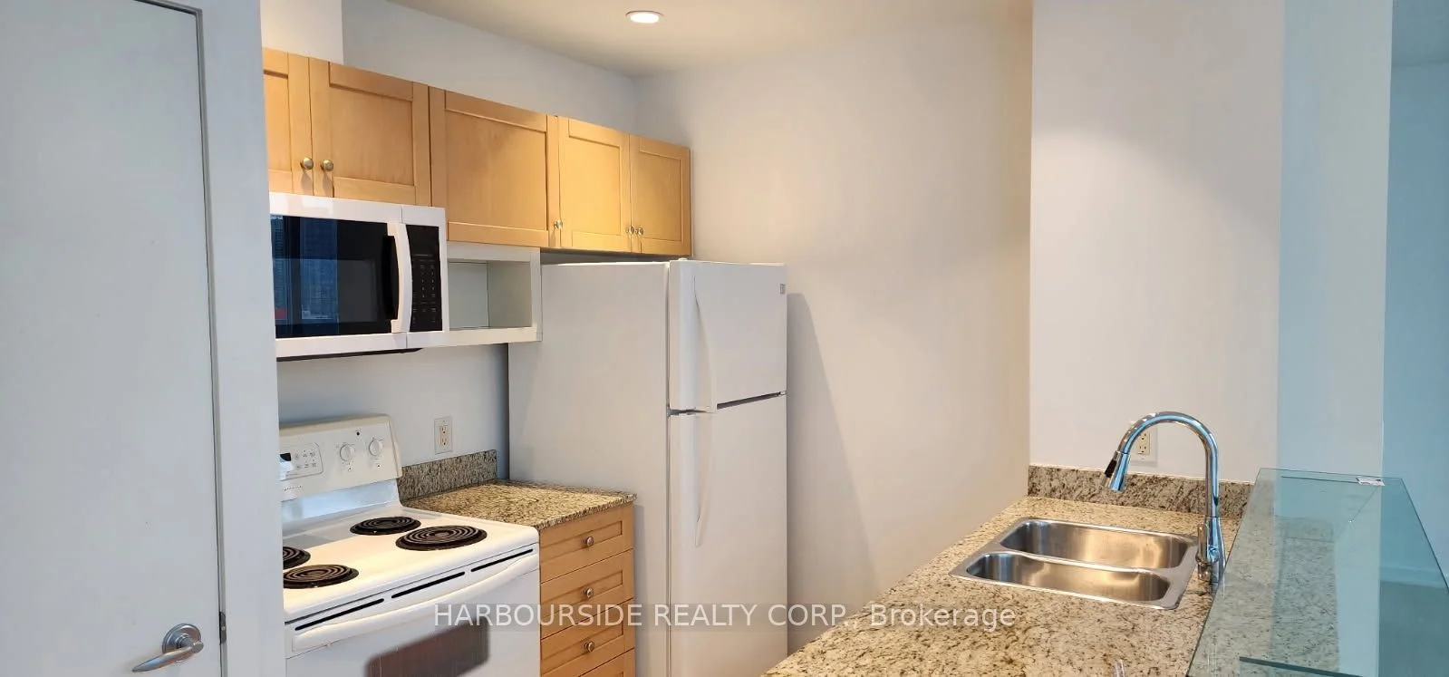 208 Queens Quay 2812, Toronto C01, On M5j 2y5