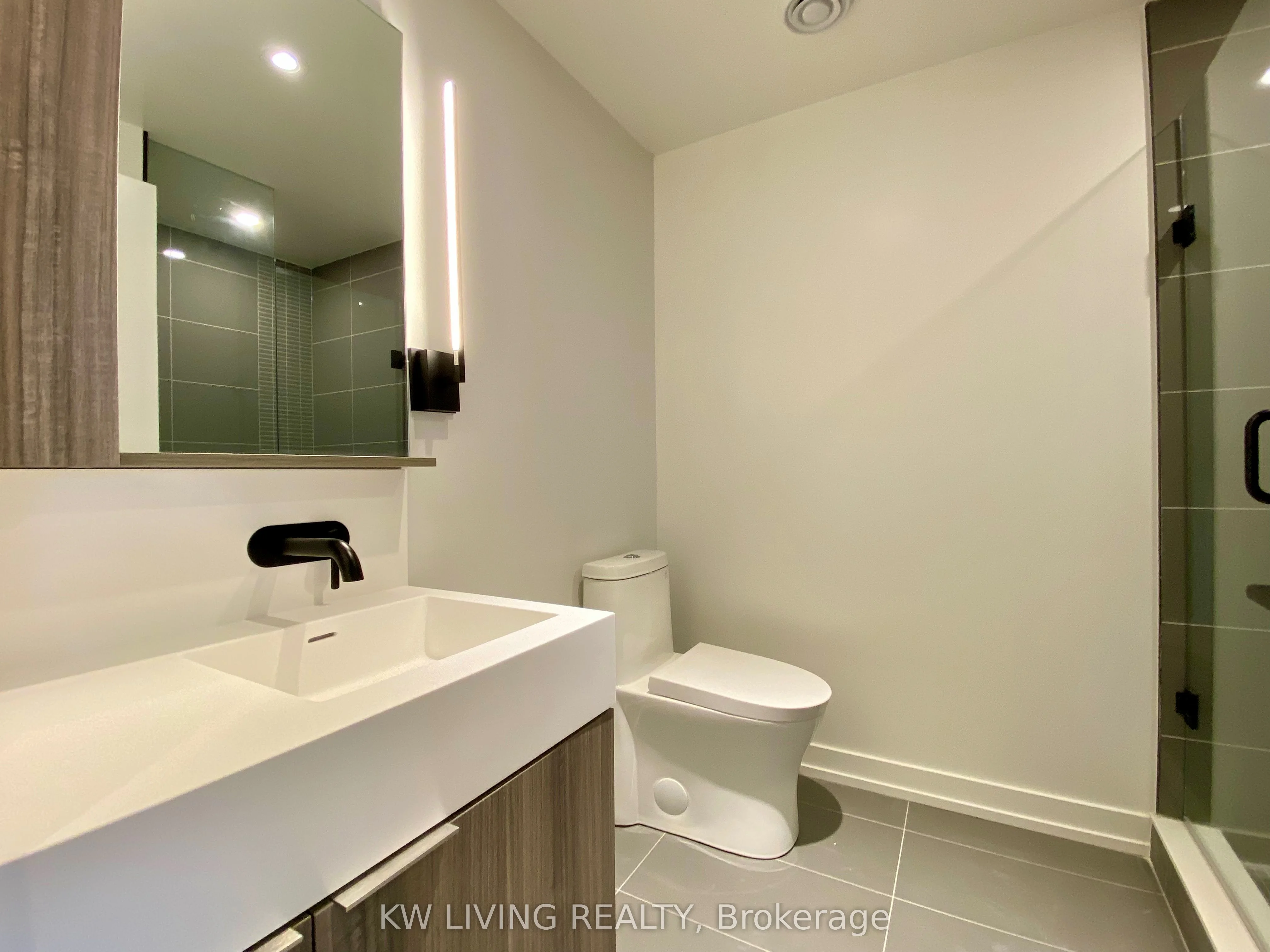 117 Broadway Avenue E 519, Toronto C10, ON M4P 1V3
