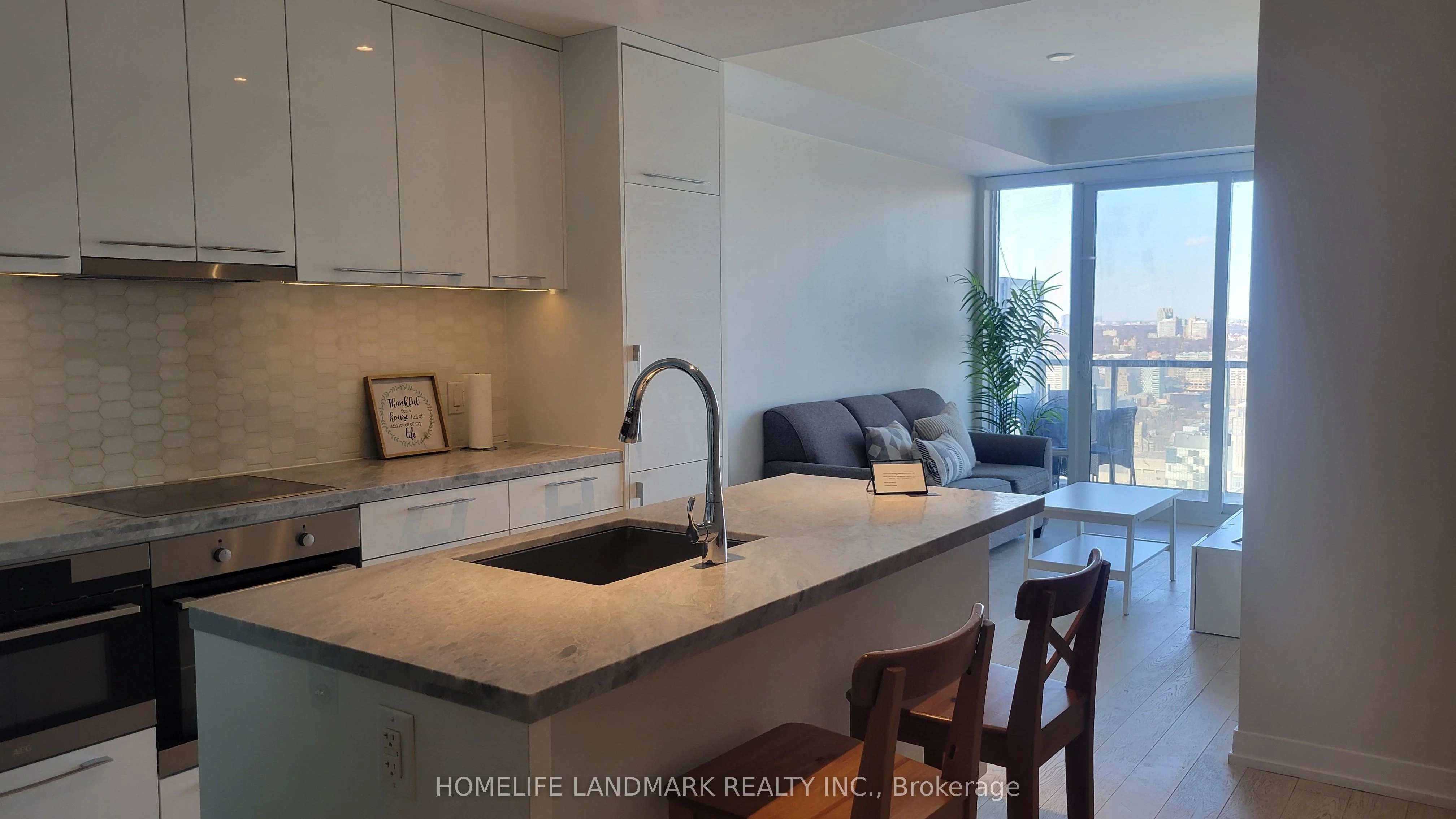488 University Avenue 3401, Toronto C01, On M5g 0c1