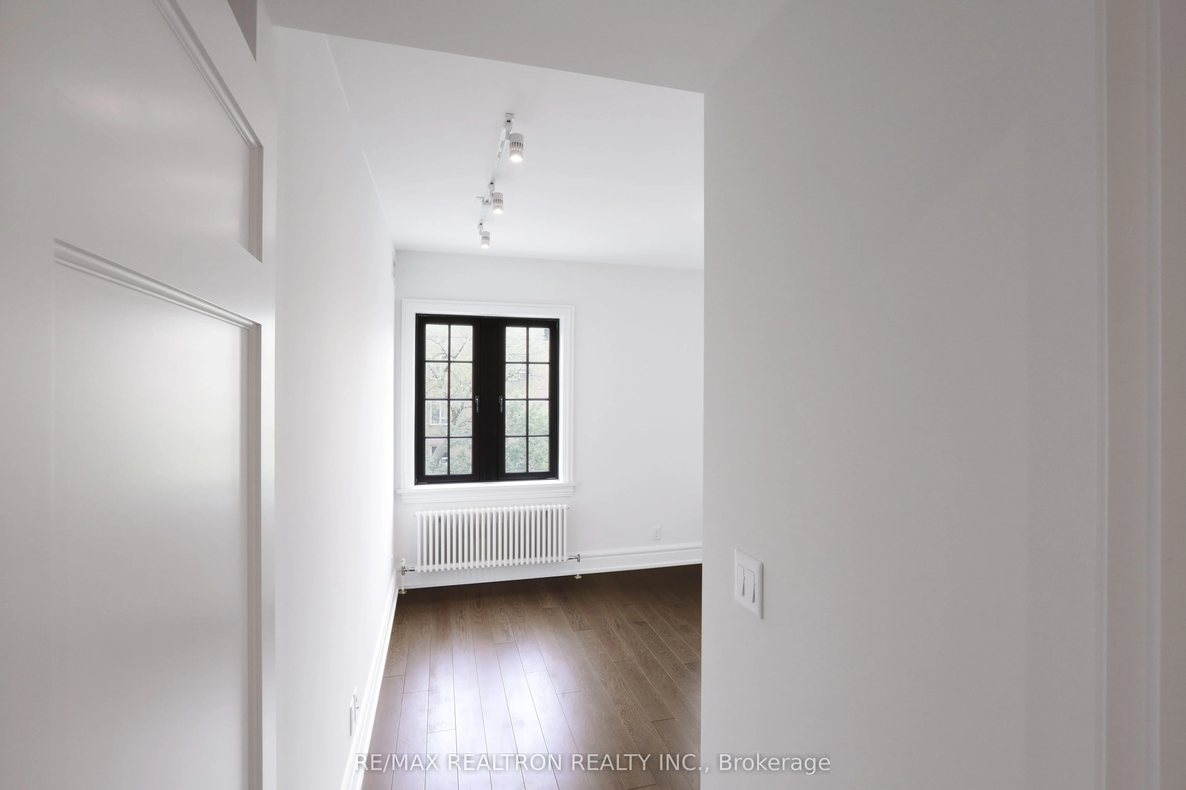 2 Clarendon Avenue 205, Toronto C02, On M4v 1h9