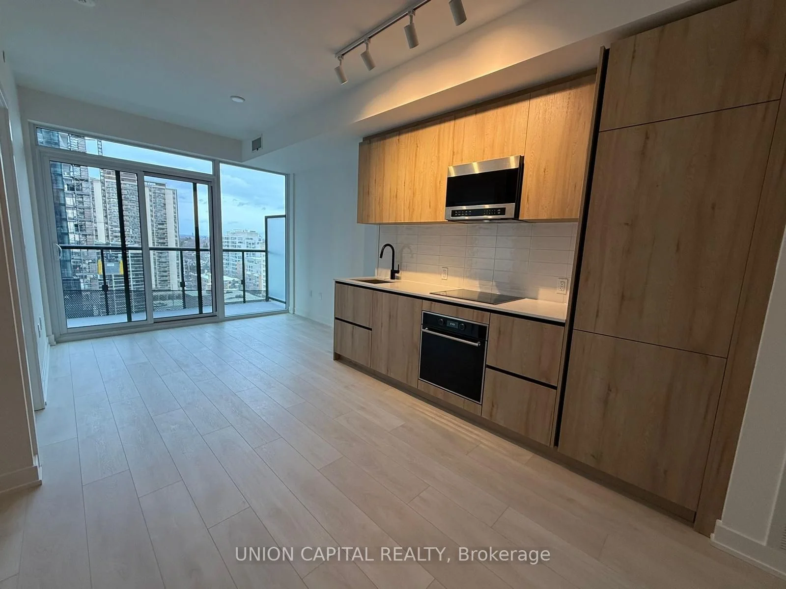 117 Broadway Avenue 1305, Toronto C10, On M4p 1v3