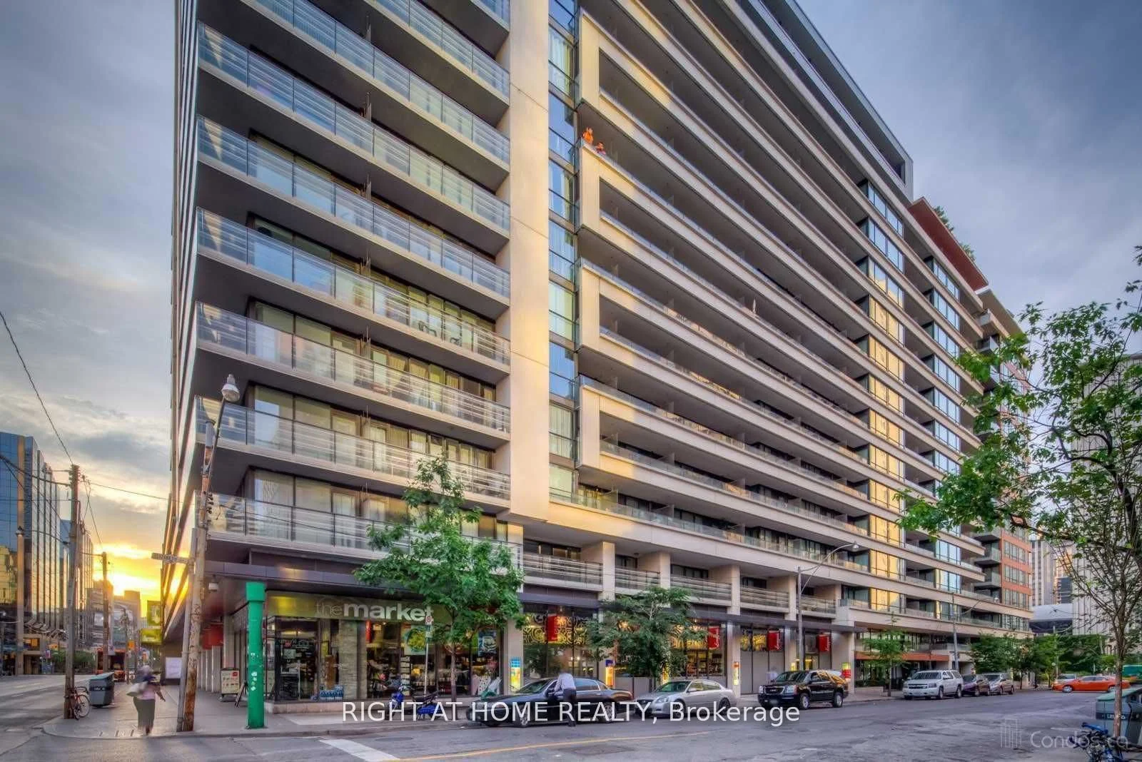 111 Elizabeth Street 1601, Toronto C01, On M5g 1p7