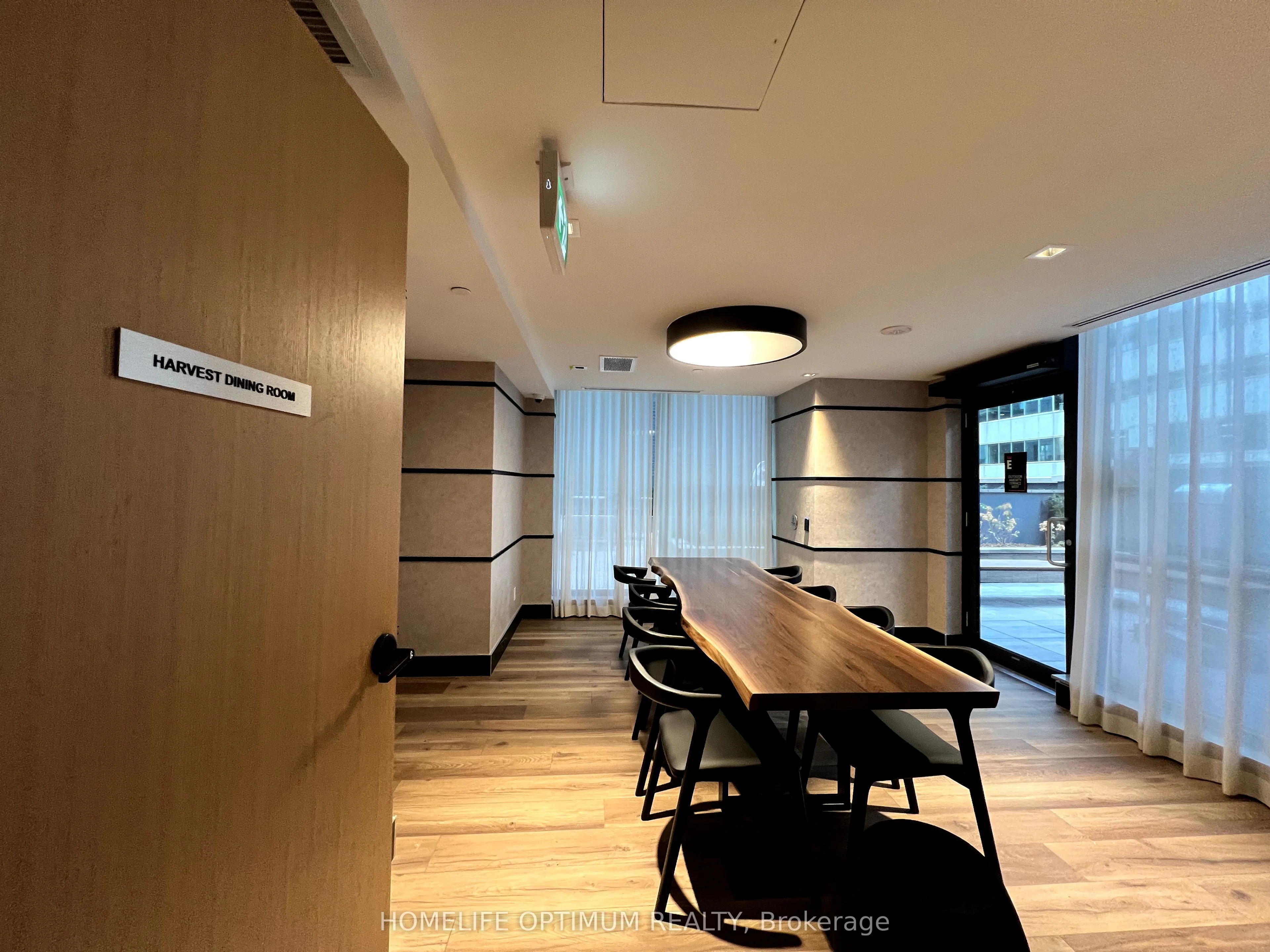 327 King Street 2301, Toronto C01, On M5v 1j5