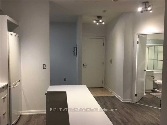111 Elizabeth Street 1601, Toronto C01, On M5g 1p7