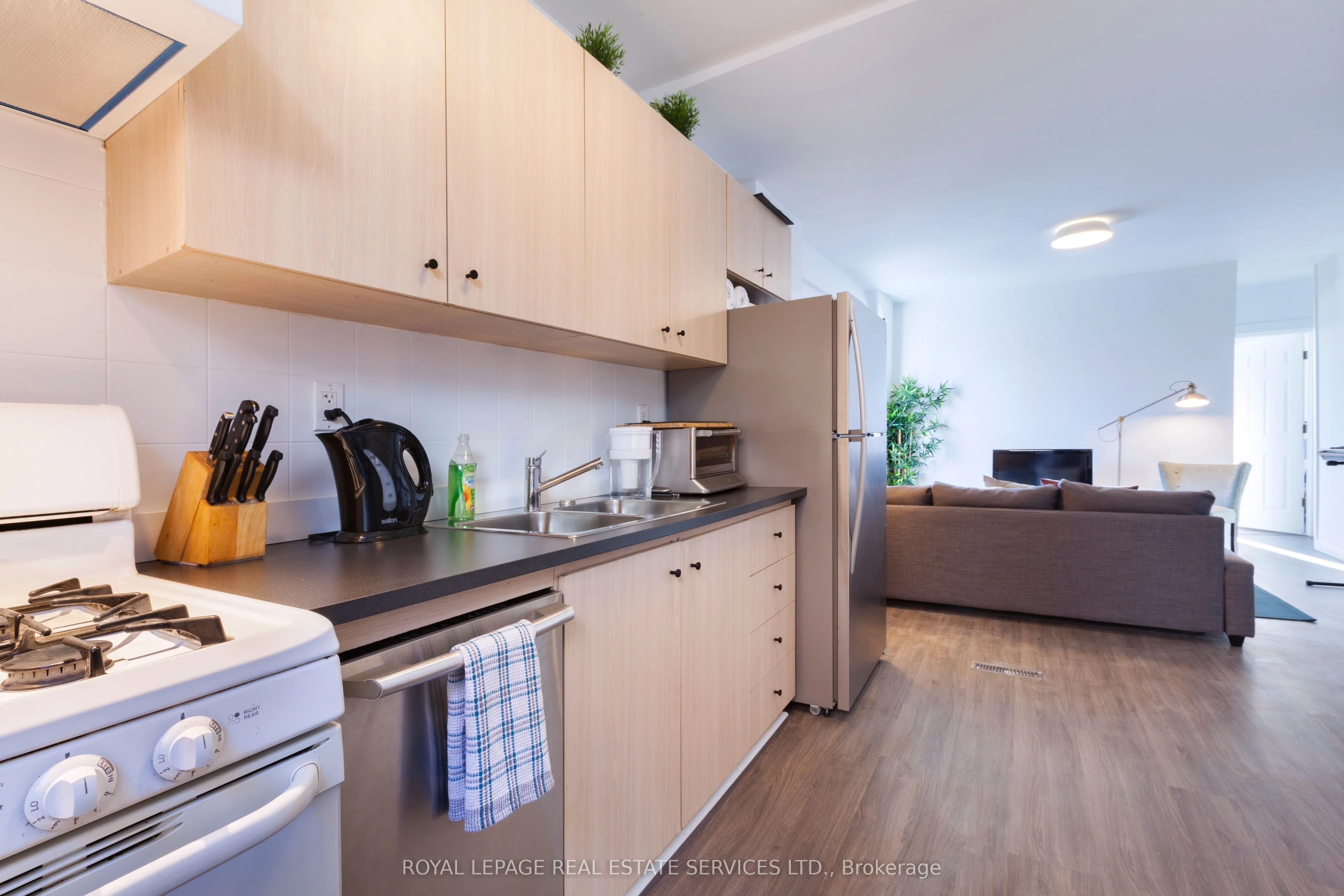 1 Beatrice Street 3, Toronto C01, ON M6J 2T2