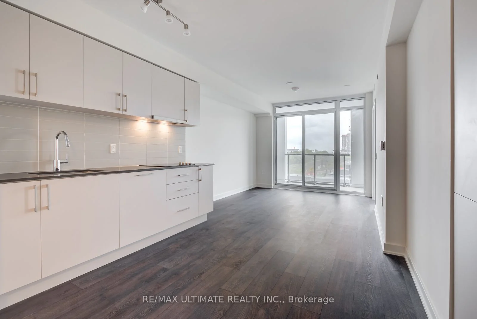 27 Bathurst Street 308w, Toronto C01, On M5v 0r1