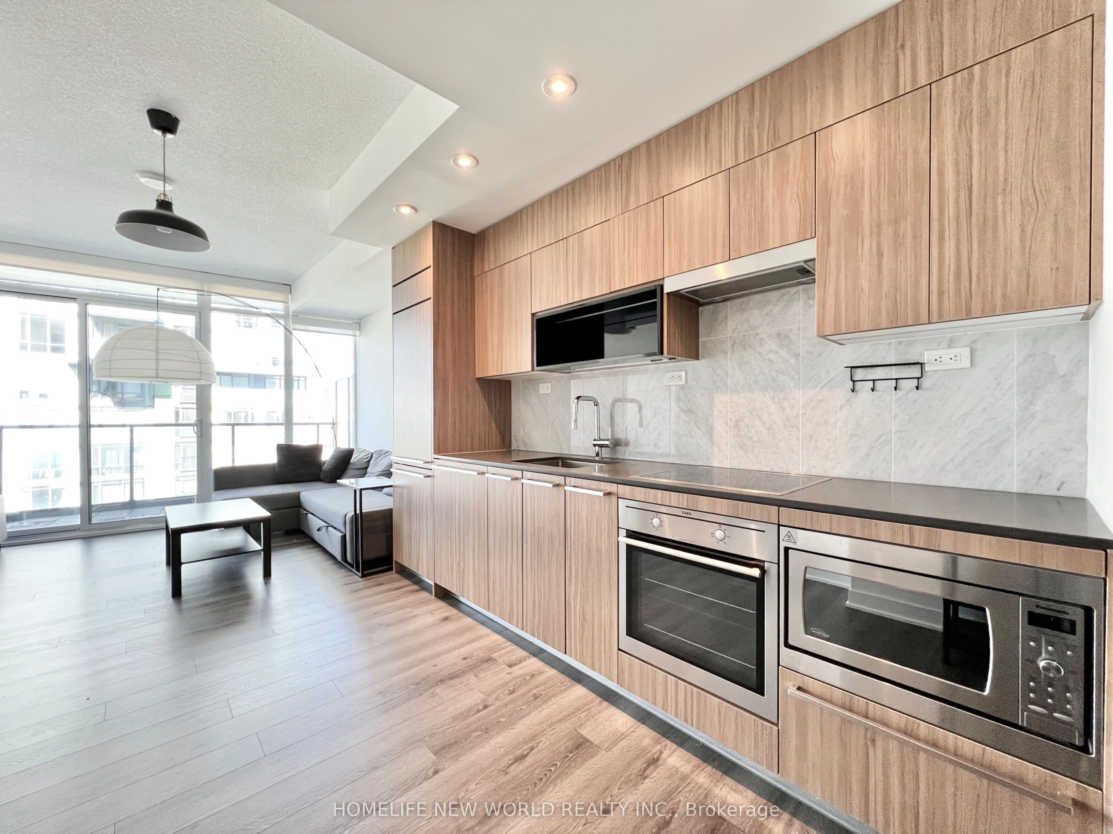 90 Queens Wharf Road 701, Toronto C01, ON M5V 0J4