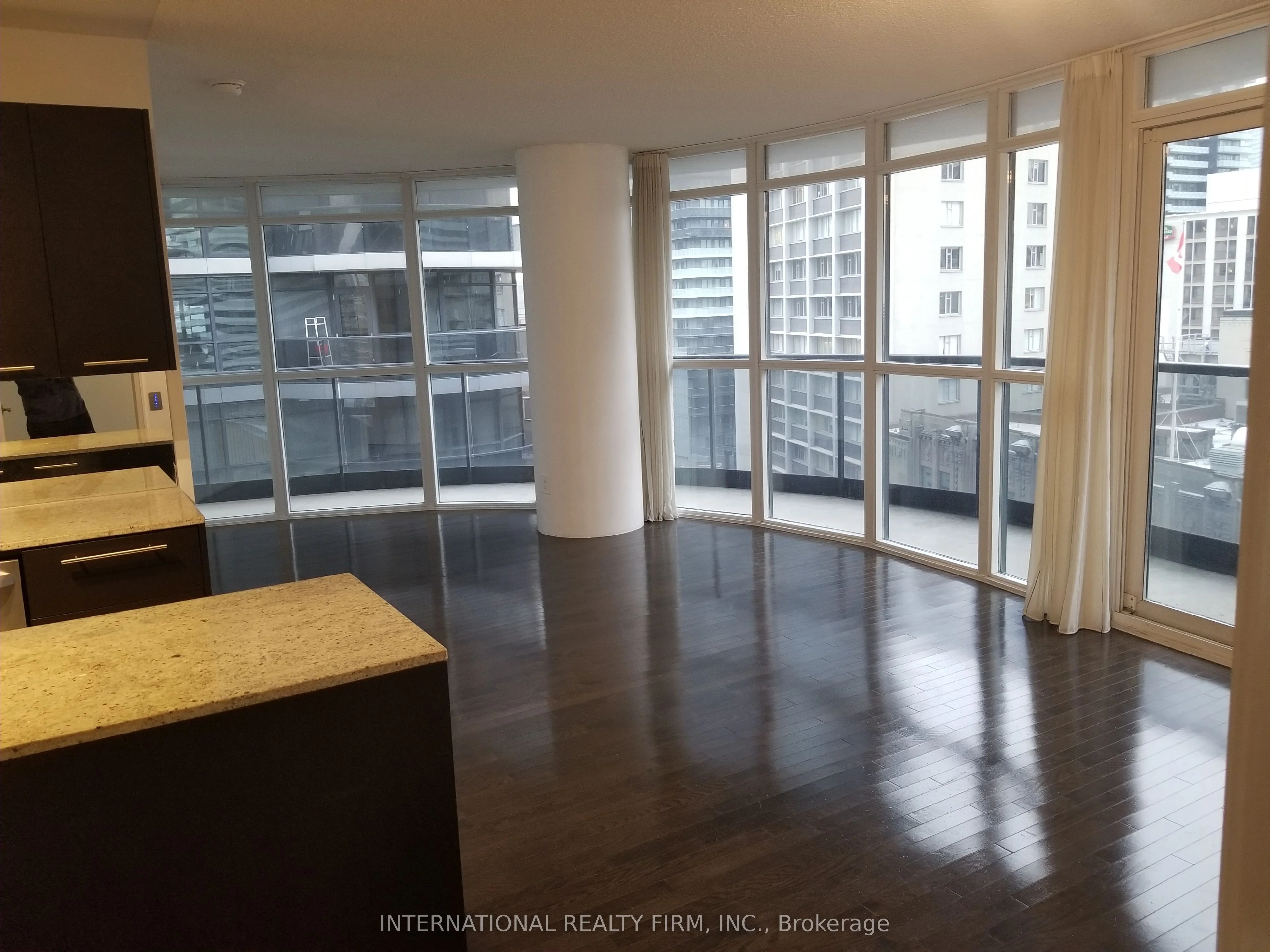 25 Carlton Street 1707, Toronto C08, On M5b 1l4