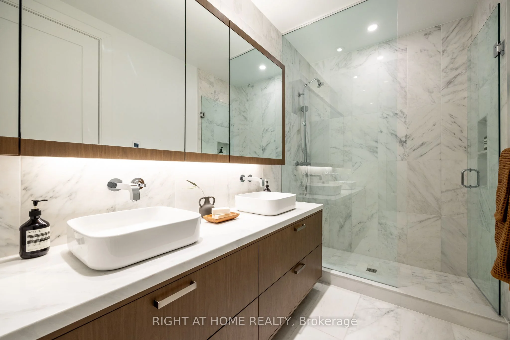 455 Wellington Street W 1110, Toronto C01, ON M5V 0V8