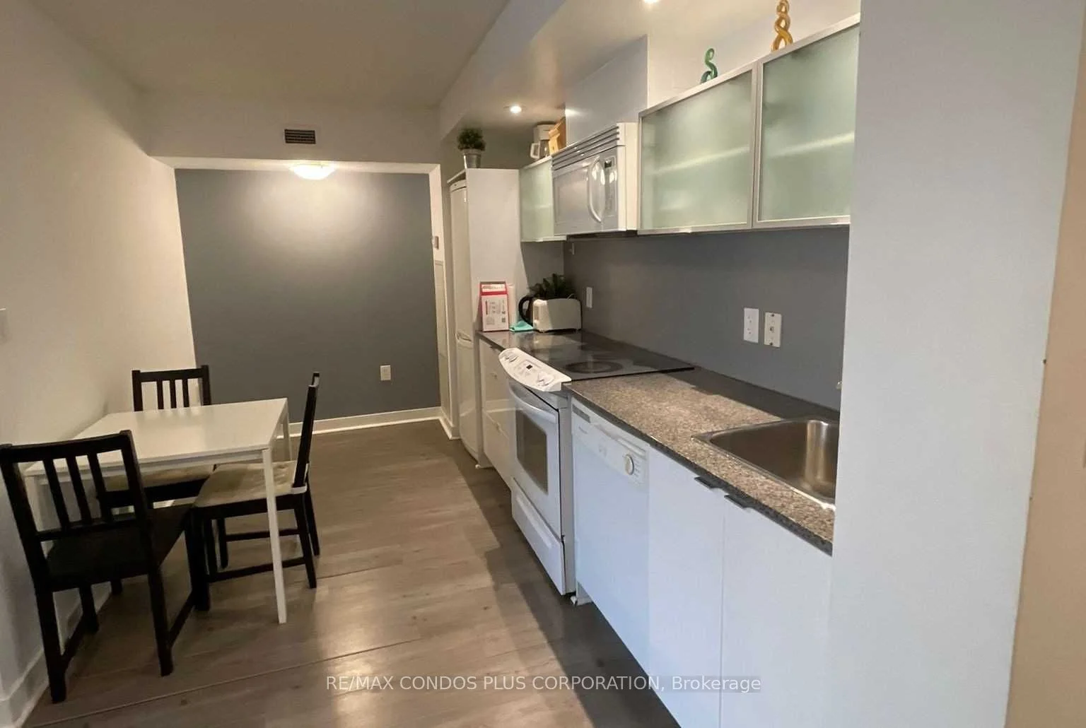 4K Spadina Avenue 906, Toronto C01, ON M5V 3Y9