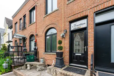 Att/Row/Townhouse in Toronto