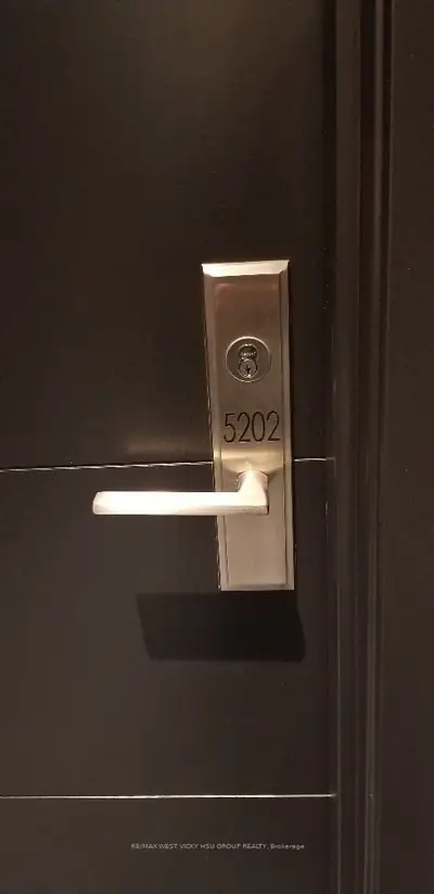 488 University Avenue 5202, Toronto C01, On M5g 1v1