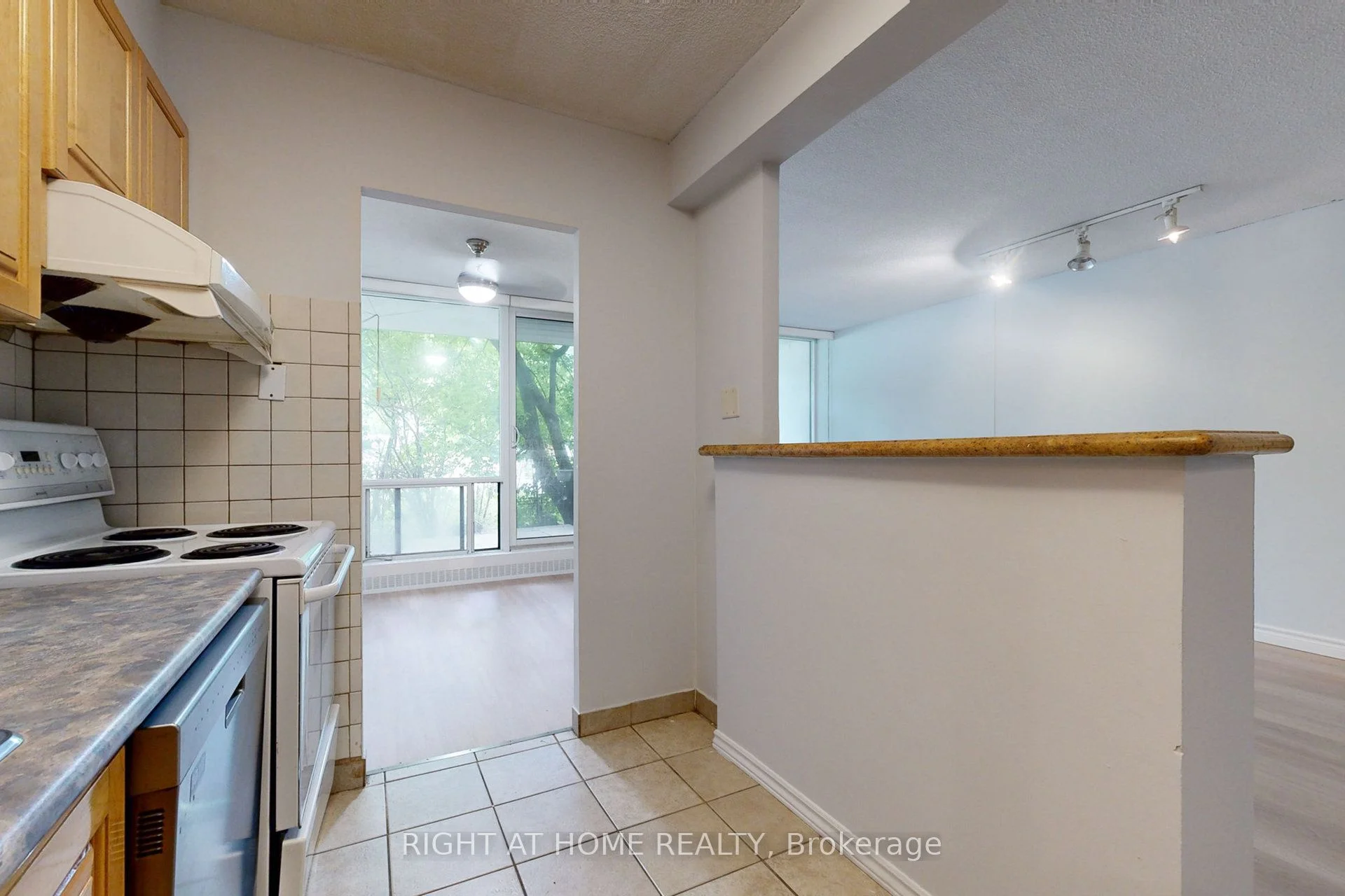 10 Sunrise Avenue 117, Toronto C13, ON M4A 2R1