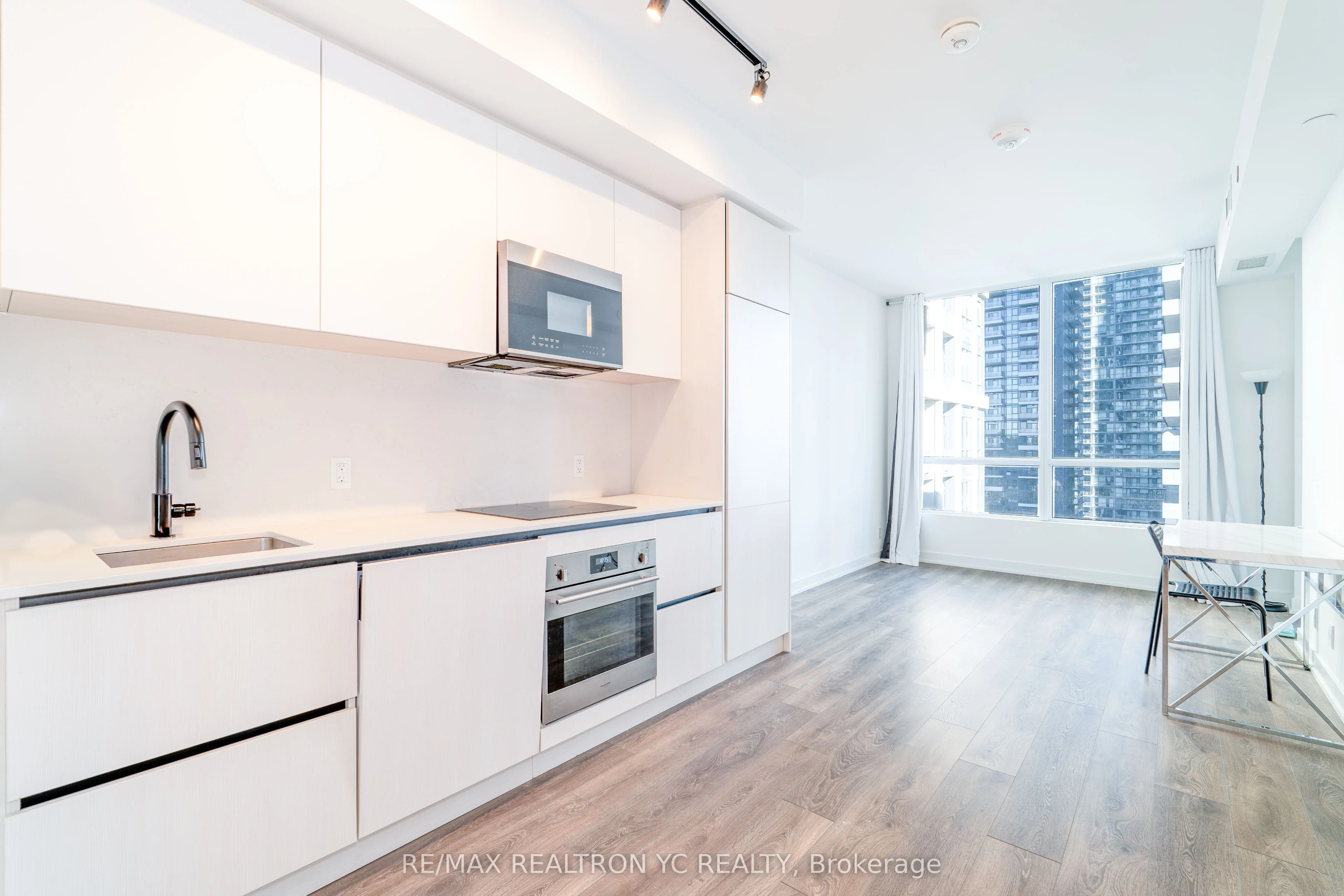 108 Peter Street 1811, Toronto C01, On M5v 0w2
