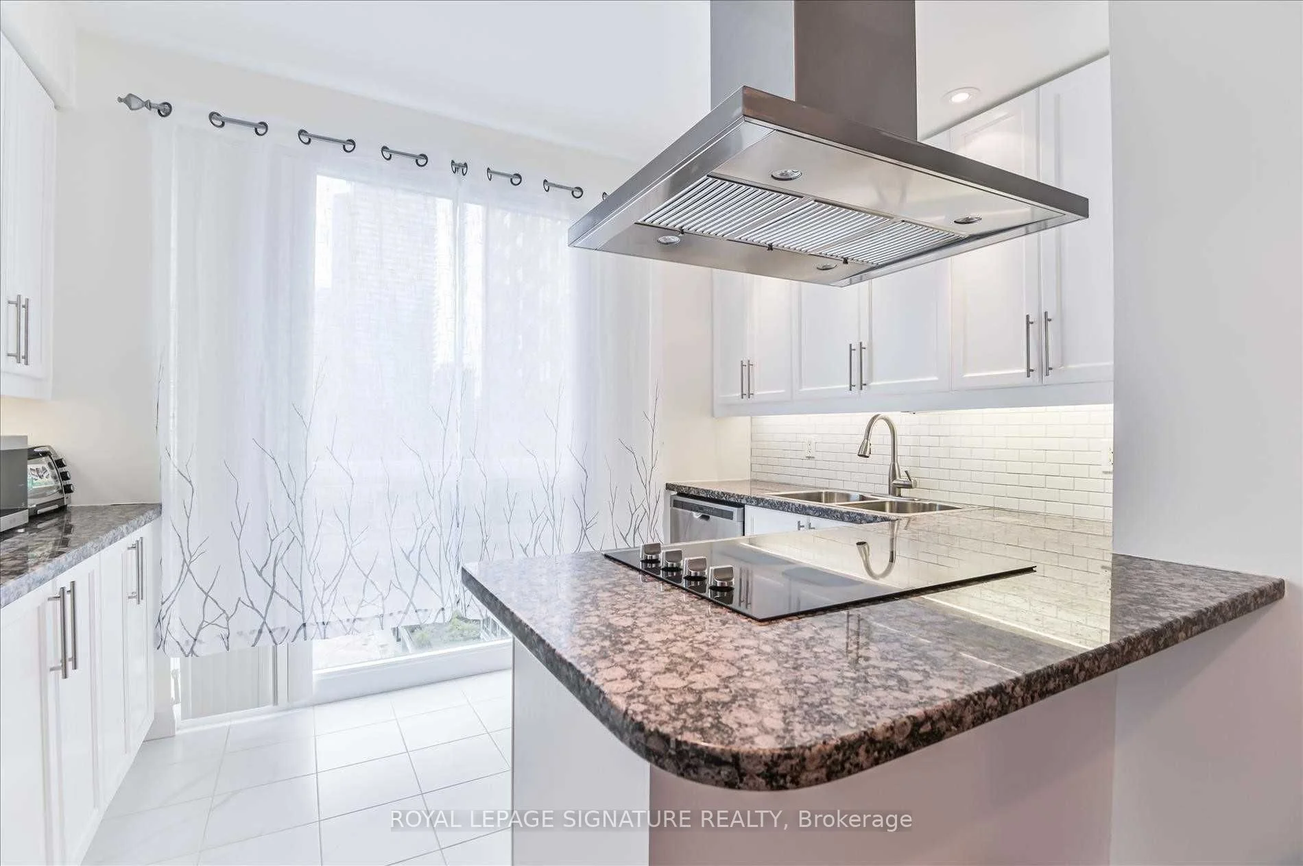1121 Bay Street 907, Toronto C01, ON M5S 3L9