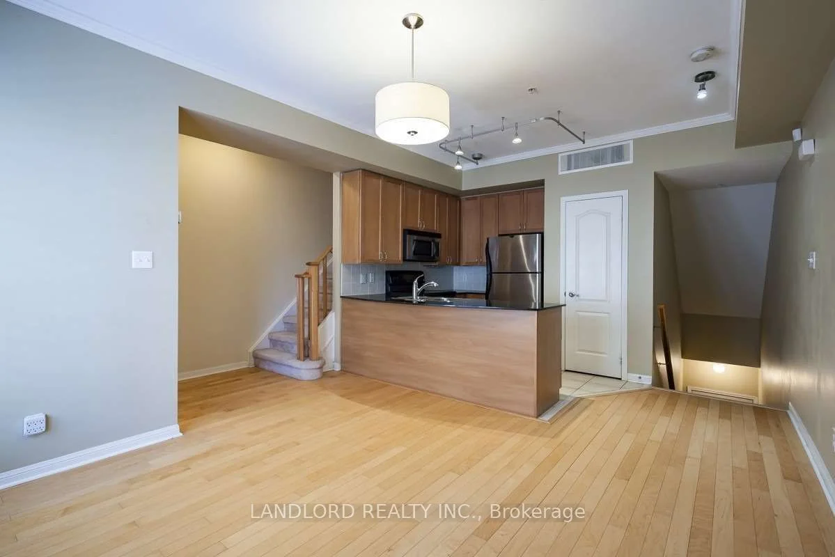 78 Carr Street Th6, Toronto C01, On M5t 1b7