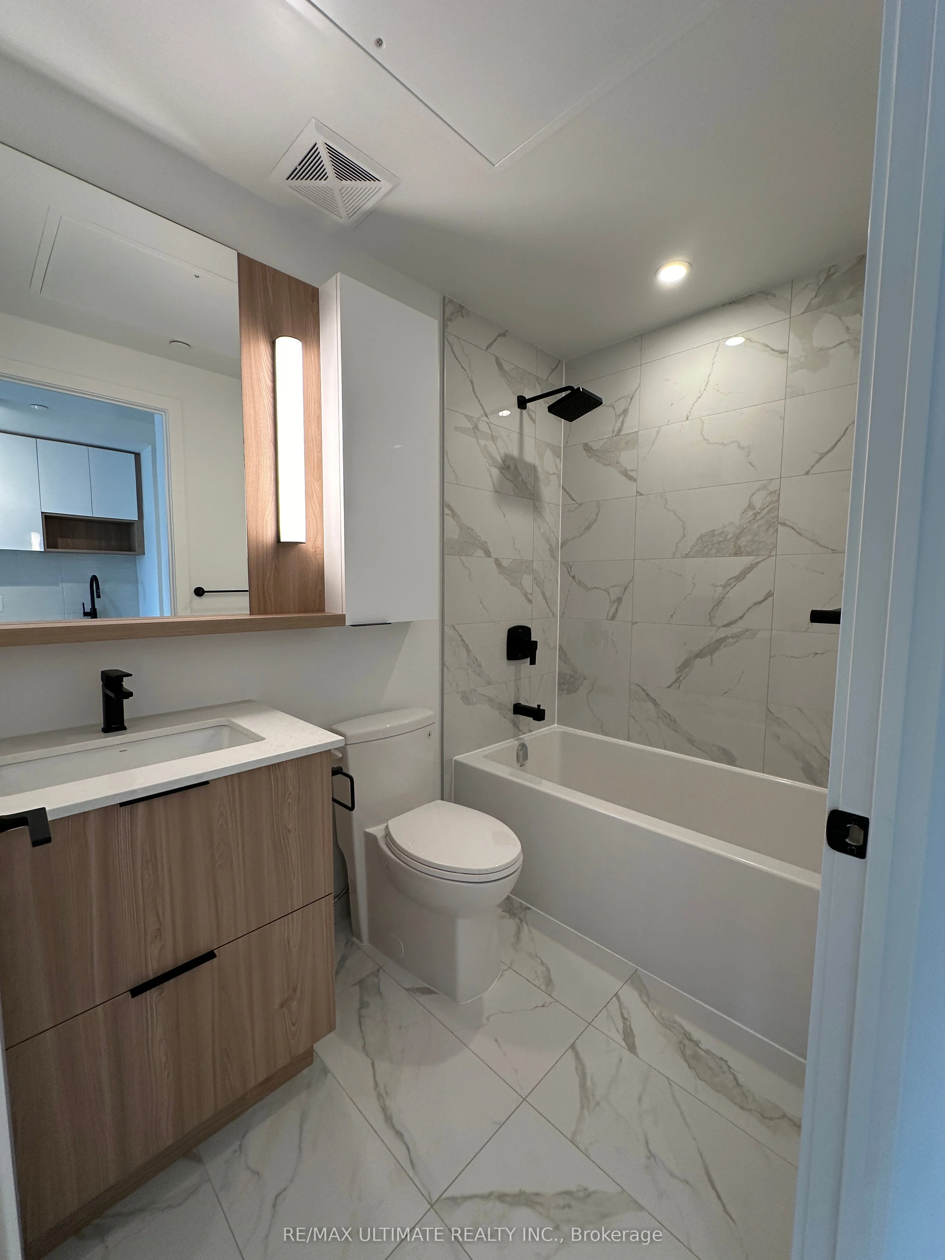 5 Defries Street 1022, Toronto C08, ON M5A 0W7
