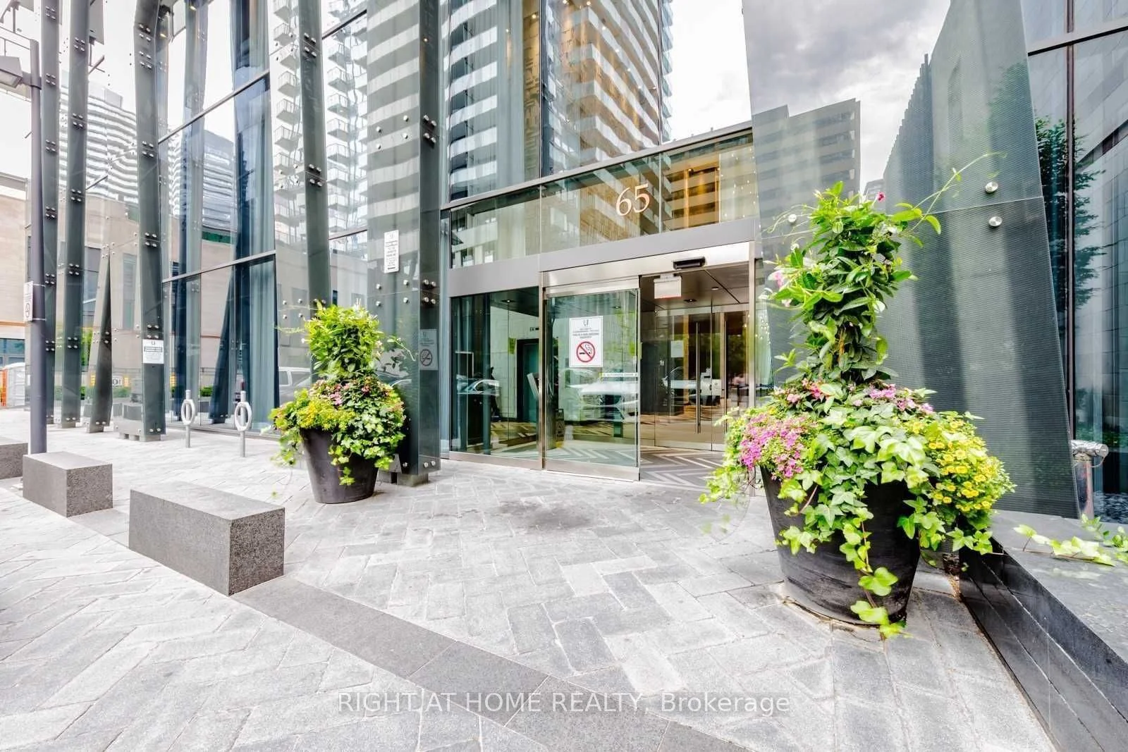 65 St.mary Street 2105, Toronto C01, On M5s 0a6