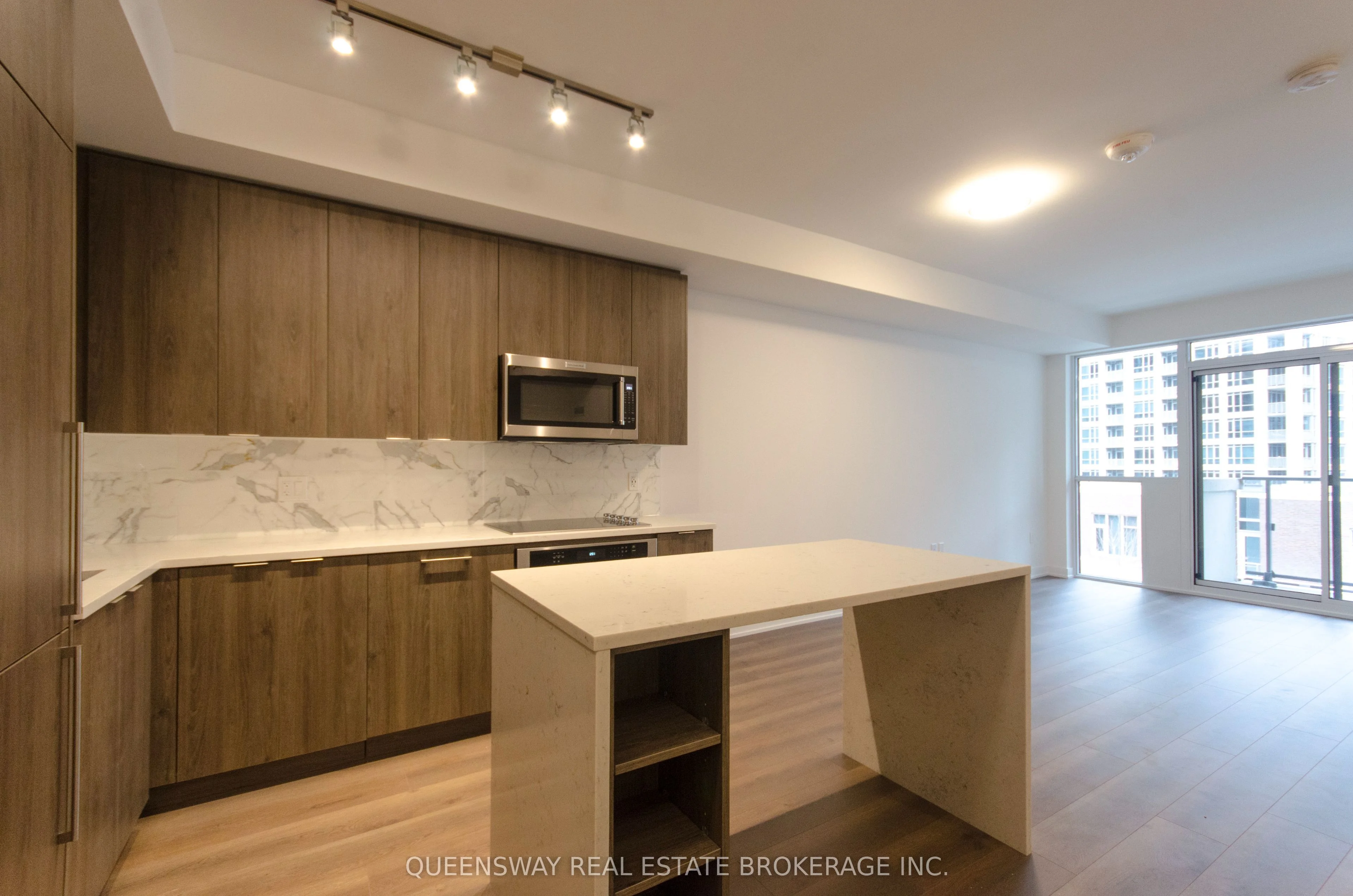 38 Iannuzzi Street 523, Toronto C01, On M5v 0s2