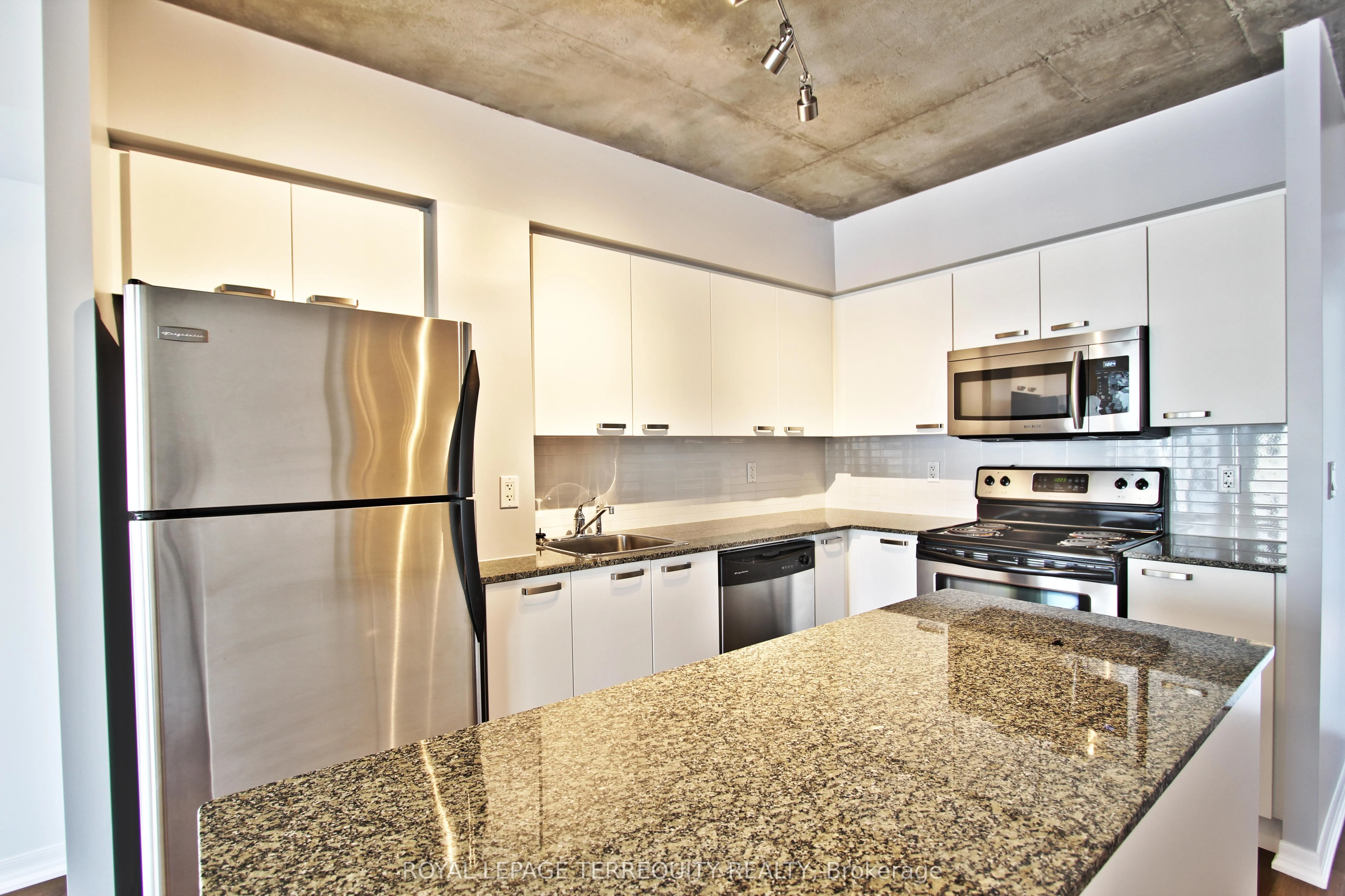 22 Wellesley Street E 708, Toronto C08, ON M4X 1X8