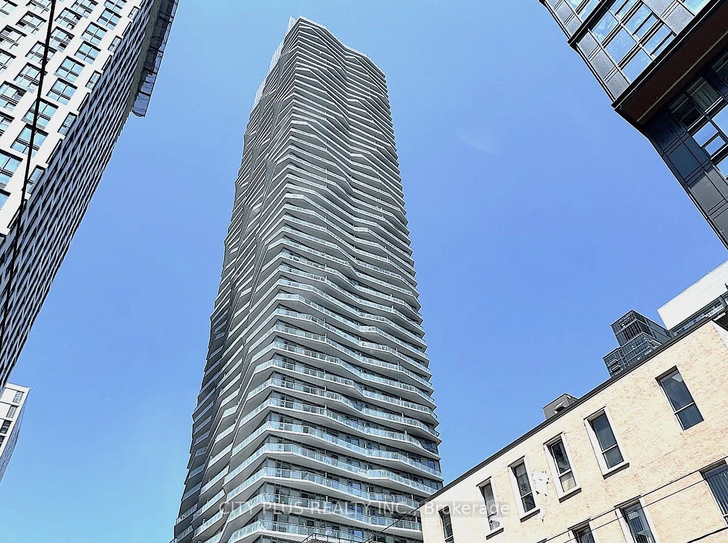 100 Dalhousie Street 2411, Toronto C08, On M5b 0c7