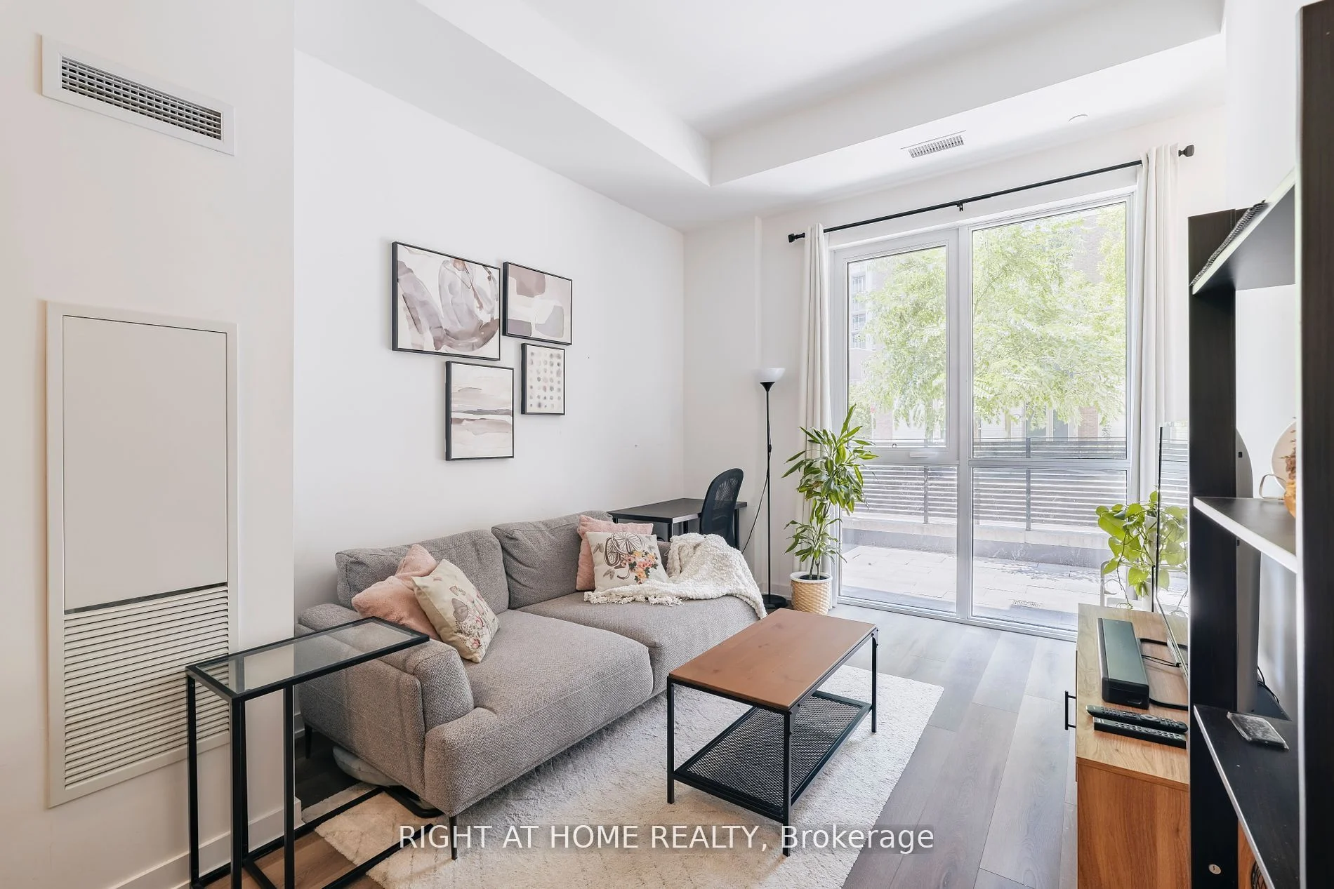 38 Iannuzzi Street 111, Toronto C01, On M5v 0s2