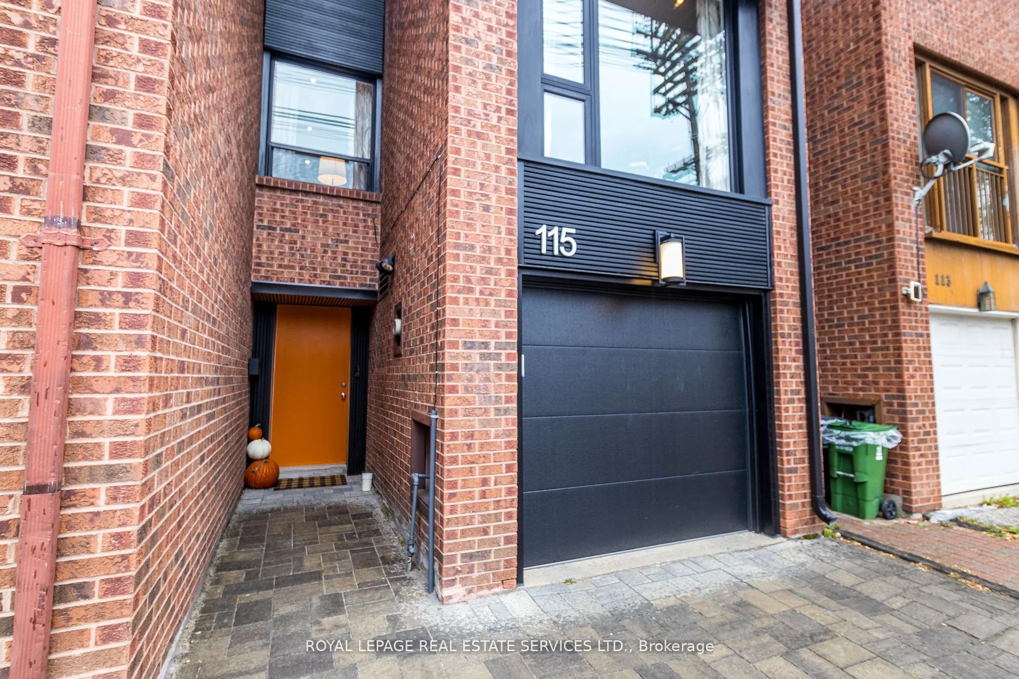 Att/Row/Townhouse in Toronto