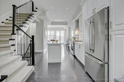 Att/Row/Townhouse in Toronto