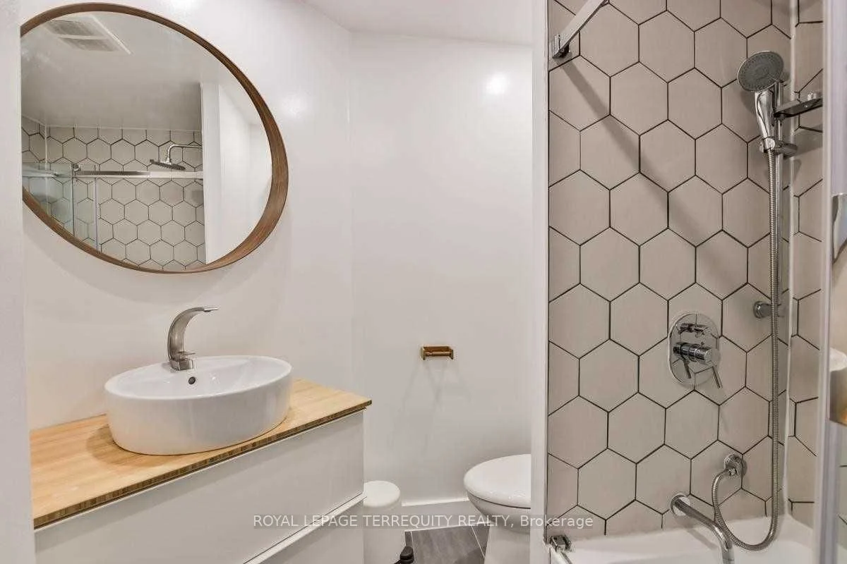 218 Queens Quay 2605, Toronto C01, ON M5J 2Y6
