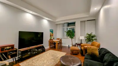 8 Wellesley Street E 202, Toronto C08, On M4y 3b2