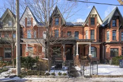 Att/Row/Townhouse in Toronto
