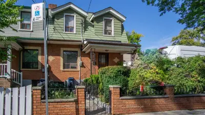 Att/Row/Townhouse in Toronto