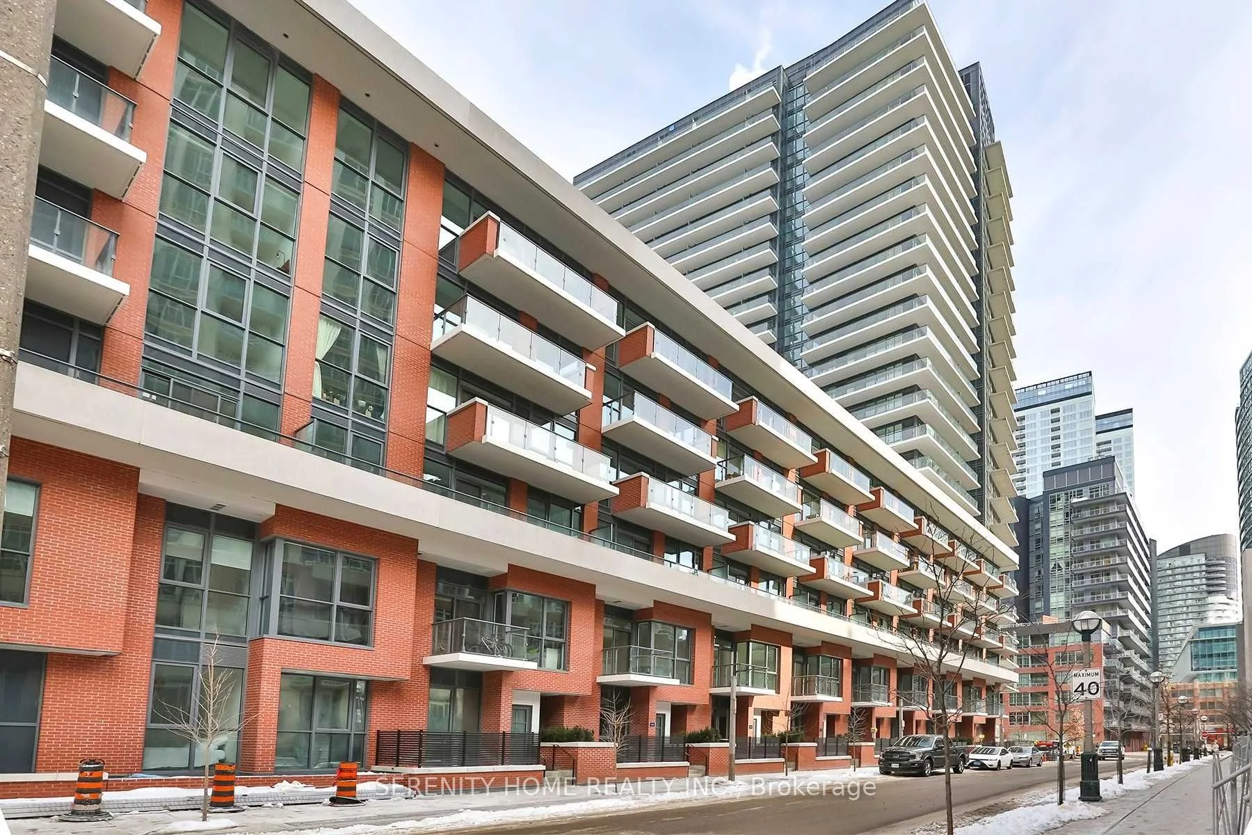 38 Iannuzzi Street Th6, Toronto C01, On M5v 0s2