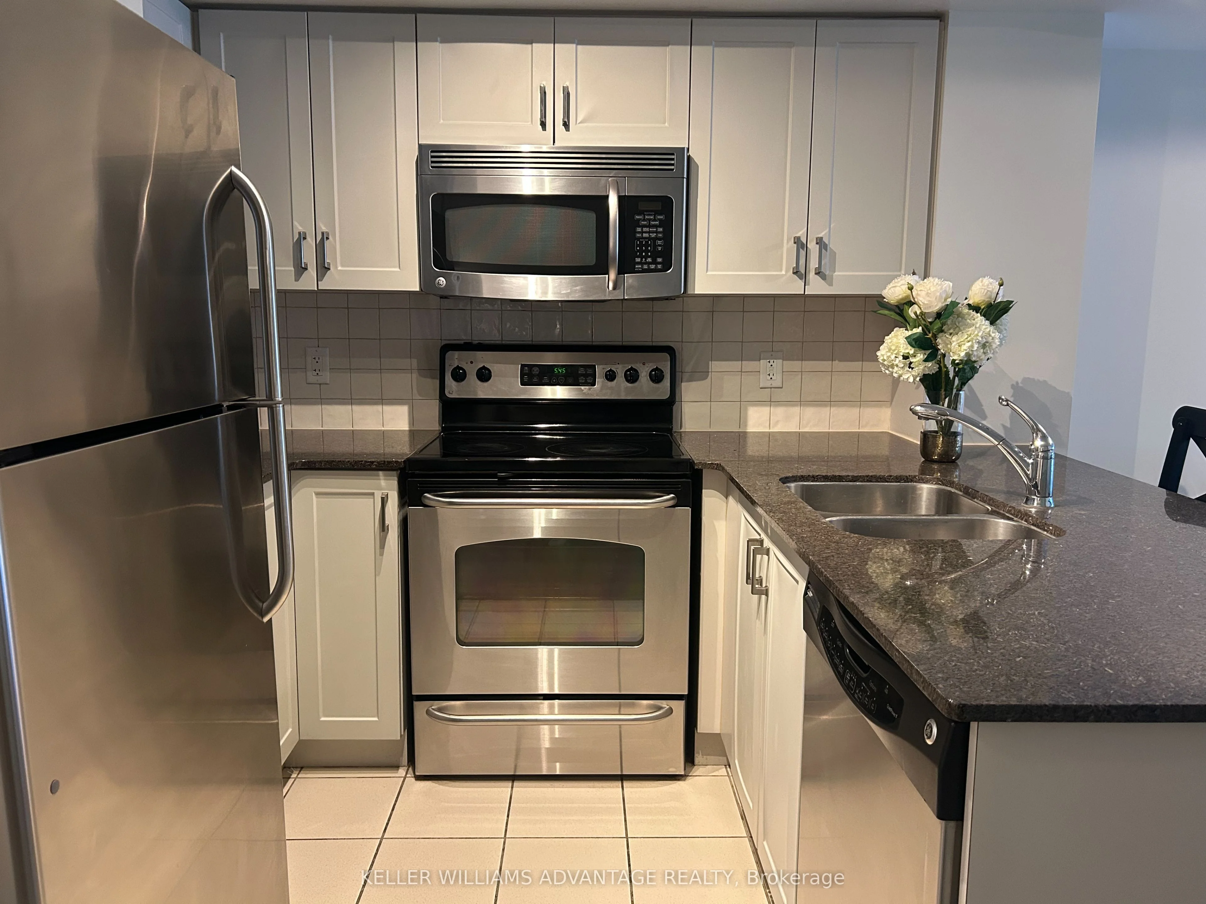 2181 Yonge Street 1804, Toronto C10, On M4s 3h7