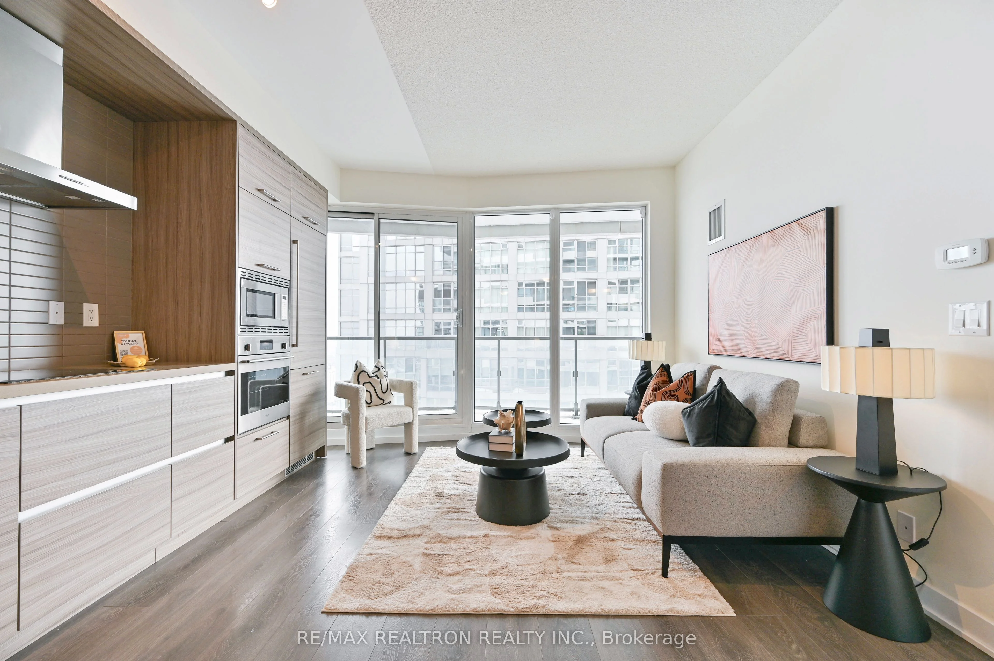 2221 Yonge Street 4205, Toronto C10, ON M4S 2B4