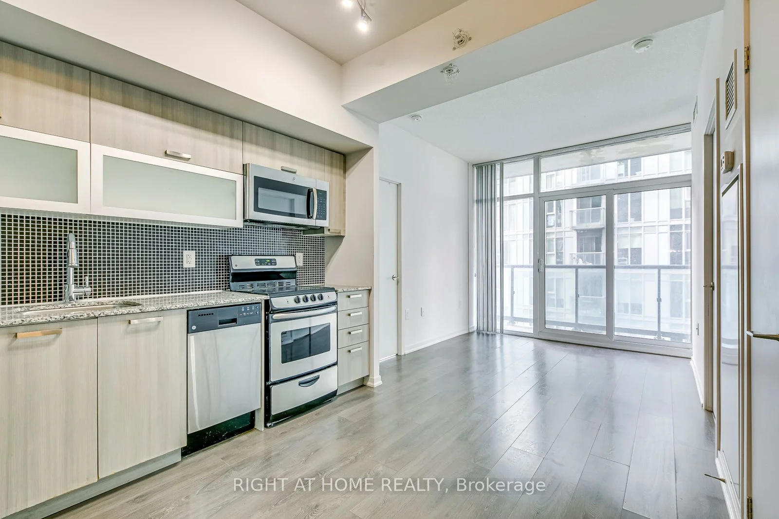 36 Lisgar Street 1515w, Toronto C01, On M6j 3g2